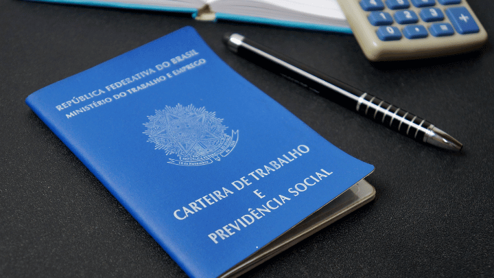Carteira de Trabalho de formato físico